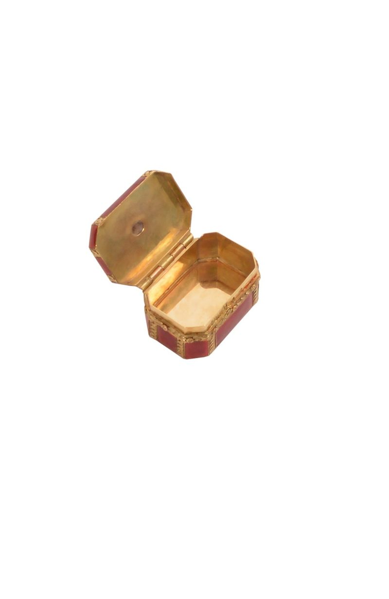 red gold teasure chest 02